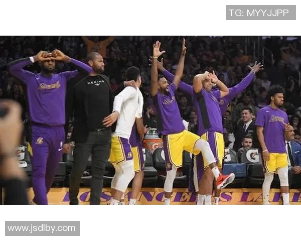 湖人逆转爵士!库兹马登板关键时刻,莱昂纳德看完一拼 湖人逆转爵士!库兹马登板关键时刻,莱昂纳德看完一拼