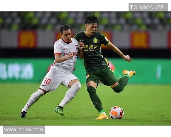 西安飞盘队配合引发热议球迷对战术和默契的不同看法